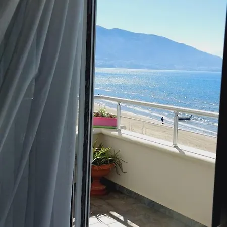 Grace Beachfront فلورا