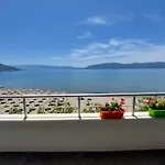 Lägenhet Grace Beachfront